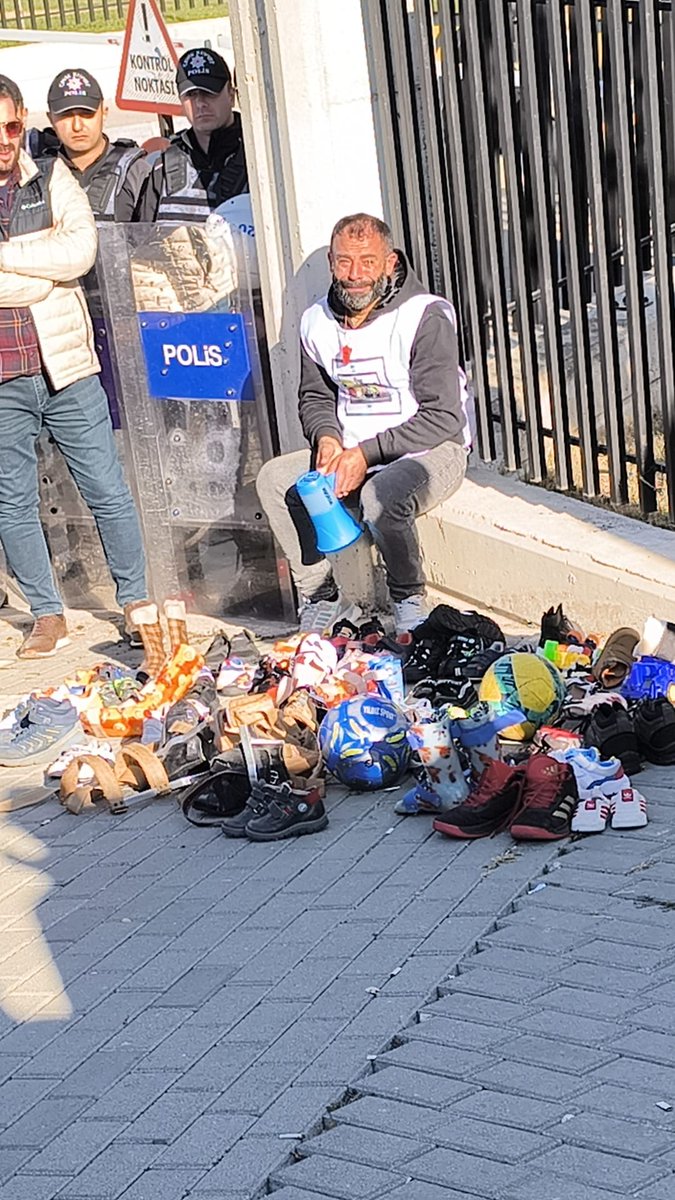 inciabatuhan's tweet photo. @AtvHaberTurkiye #DMD Kas Hastası 5000 Çocuk için aileleri 3 gündür seslerini duyurabilmeye çalışıyor.
Sağlık Bakanlığı Önünde Eylemdeyiz... 
FDA onayı alan ilacımızı talep ediyoruz‼️
#DmdBuradaVerilenSözlerNerede Soruyoruz?
Destek bekliyoruz https://t.co/hxC07NiYBm