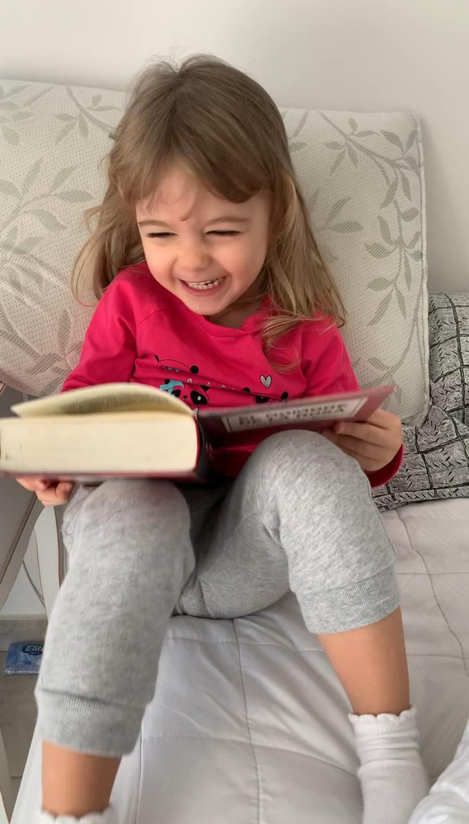 #SiempreHayAlgoParaLeer 
Desde la Campaña Nacional por la Alfabetización se busca fomentar el hábito de la lectura en casa.
Lo importante es leer puede ser una receta, un cuento, la letra de la canción de tu artista favorito o el diario de cuando tu equipo de fútbol salió campeón