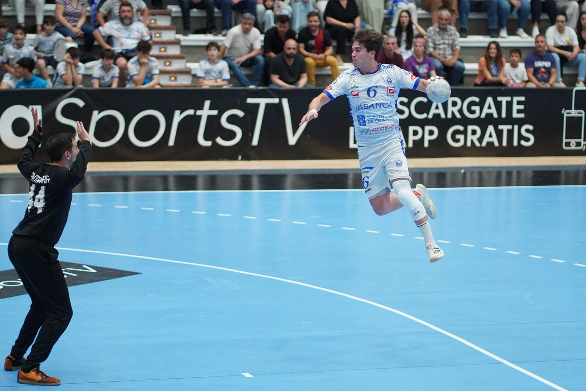ClubCisneBalonm's tweet photo. 👶 𝐆𝐑𝐀𝐍 𝐃𝐄𝐁𝐔𝐓 𝐂𝐎𝐒 #Hispanos 𝐃𝐔𝐍 𝐃𝐎𝐒 𝐍𝐎𝐒𝐎𝐒!

👉 Carlos Álvarez estreouse hoxe no partido fronte a 🇮🇹 Italia. O equipo nacional venceu 31-30 e o ex-xogador cisneísta, formado na nosa base, anotou un total de dous goles.

Noraboa Carlos! 

#OrgullososDoNoso https://t.co/xovp45ImL2