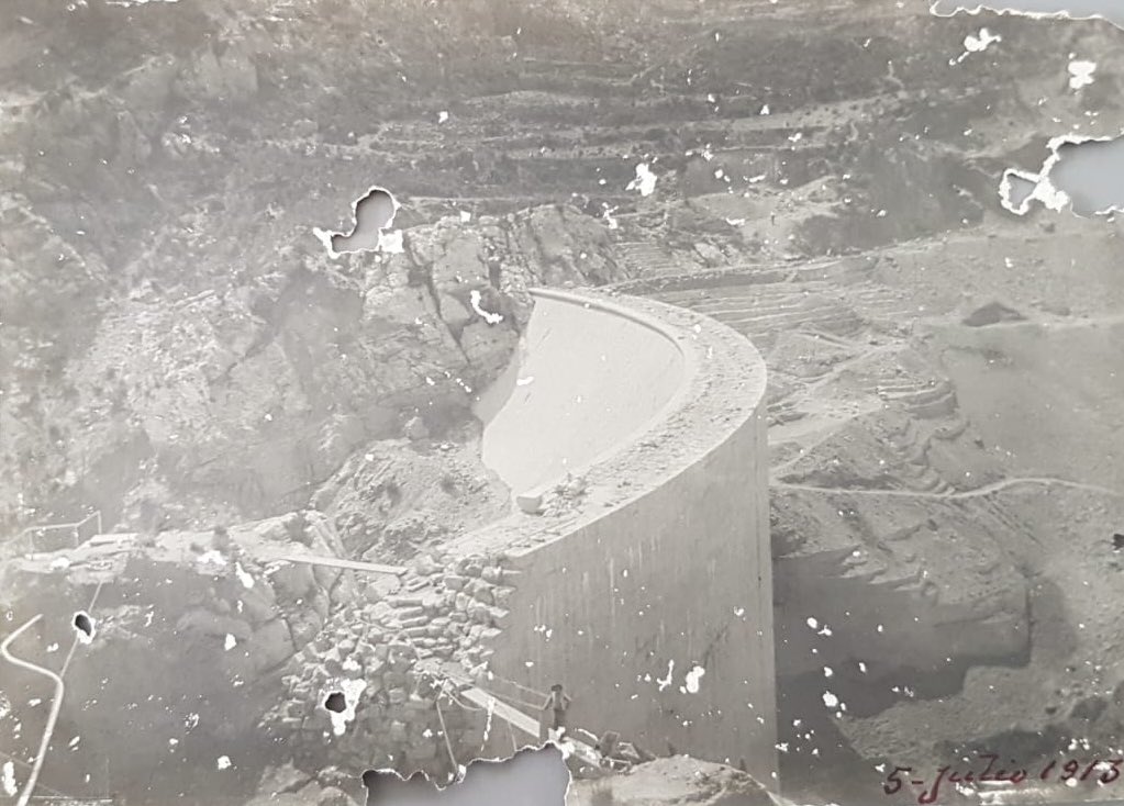 Jose31415's tweet photo. @alberto_rs94 Aquí se ve como la presa se construyó sobre partes de roca. Además, ya debió de tener una reparación porque donde aquí se ve roca, en la actualidad se aprecia que ya hay sillar y hormigón. Foto de 1913 https://t.co/tnEzVxTDzO