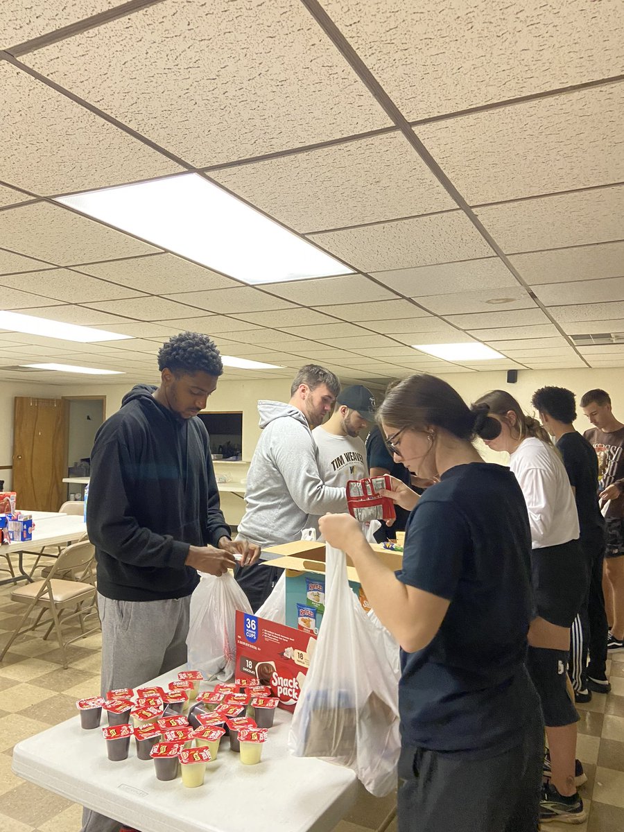 WLU_XCTF's tweet photo. It’s was a great day to give back back to the children at West Liberty Elementary. We packed 30 boxes for those who are in need!  #toppersontop 🐻 https://t.co/0tzTSVsvJJ