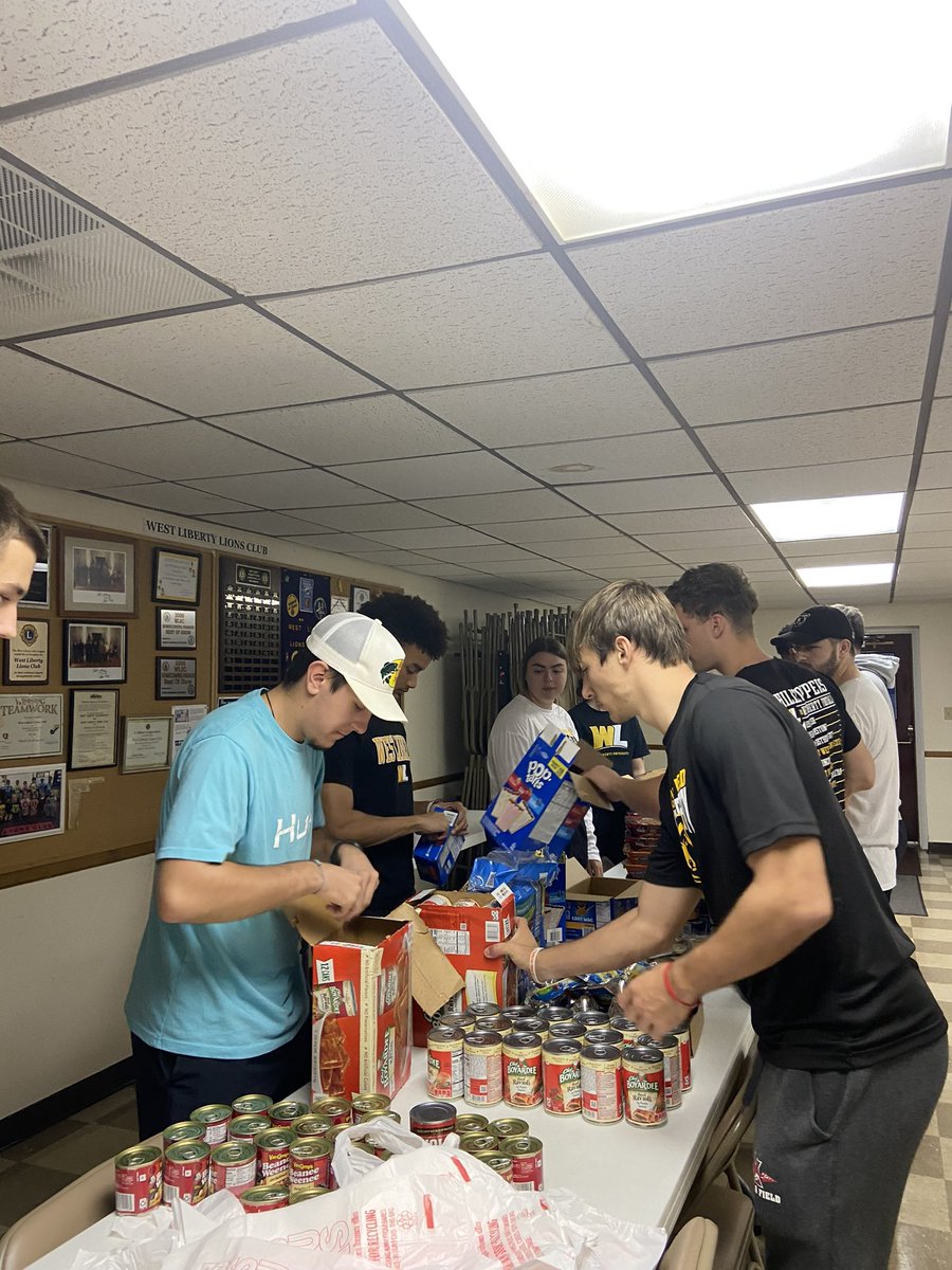 WLU_XCTF's tweet photo. It’s was a great day to give back back to the children at West Liberty Elementary. We packed 30 boxes for those who are in need!  #toppersontop 🐻 https://t.co/0tzTSVsvJJ