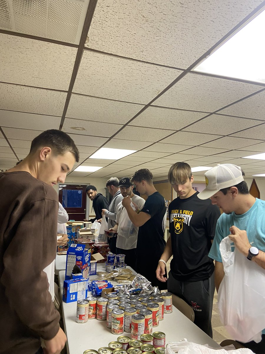 WLU_XCTF's tweet photo. It’s was a great day to give back back to the children at West Liberty Elementary. We packed 30 boxes for those who are in need!  #toppersontop 🐻 https://t.co/0tzTSVsvJJ