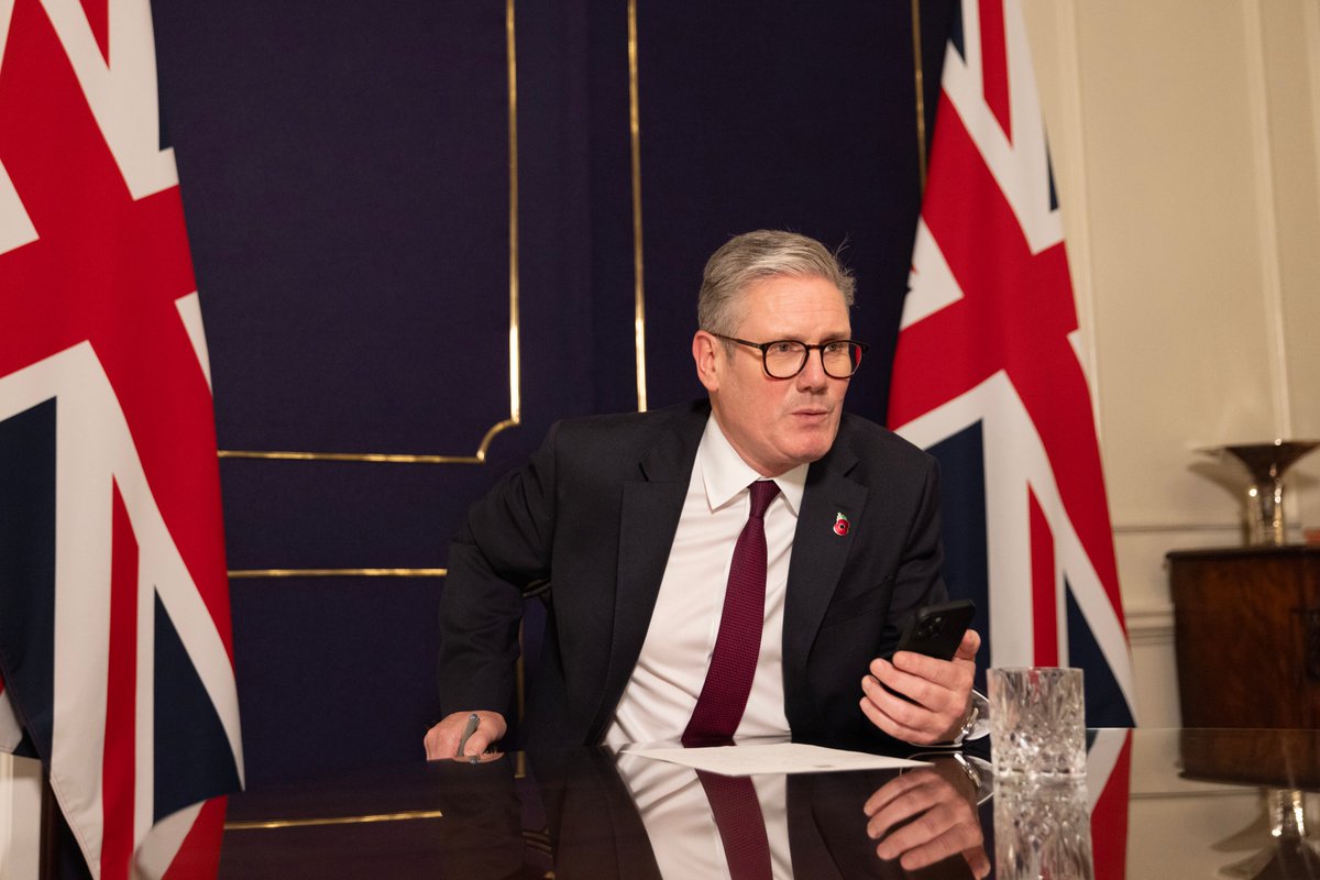 PolitlcsUK's tweet photo. 🚨 NEW: Keir Starmer pictured on the phone congratulating Donald Trump tonight