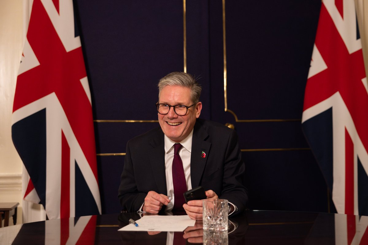PolitlcsUK's tweet photo. 🚨 NEW: Keir Starmer pictured on the phone congratulating Donald Trump tonight
