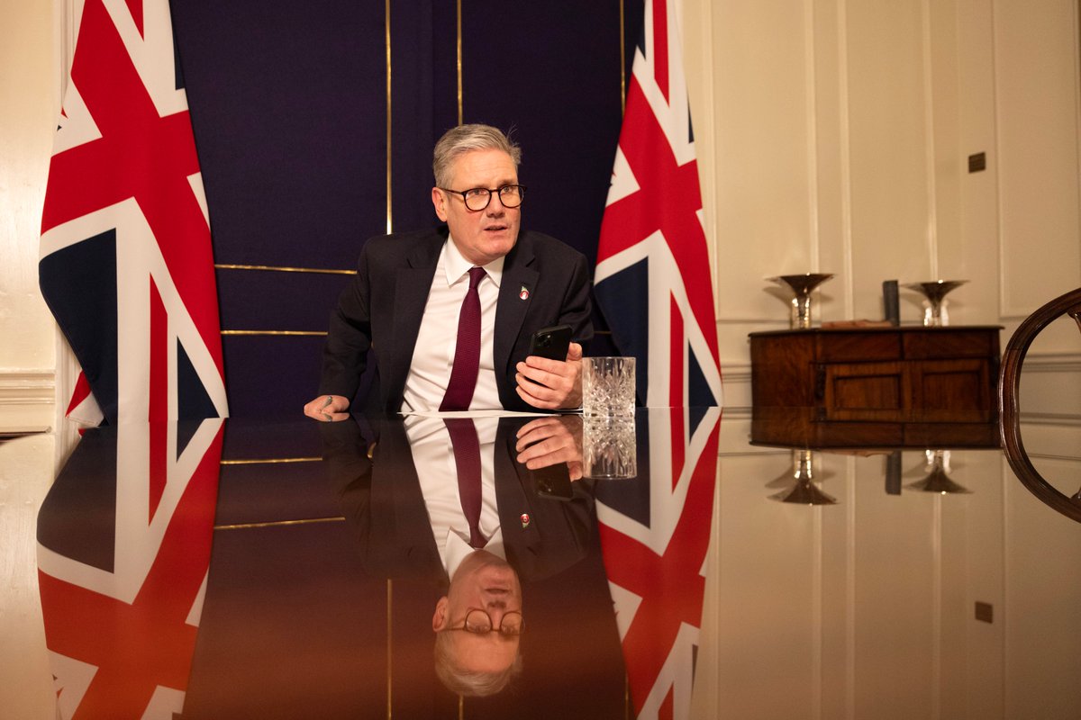 PolitlcsUK's tweet photo. 🚨 NEW: Keir Starmer pictured on the phone congratulating Donald Trump tonight