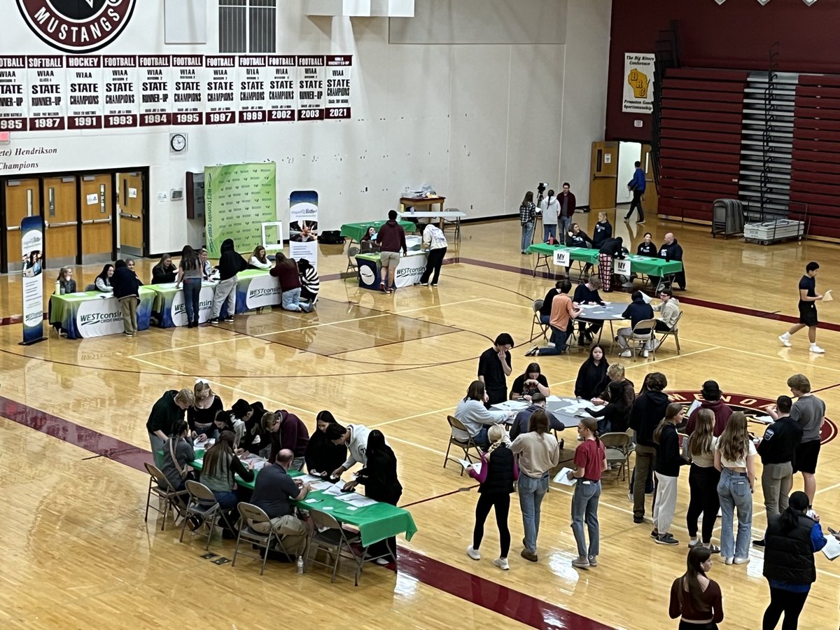 mhsmustang1's tweet photo. Thank you ⁦@WESTconsinCU⁩ and ⁦@MenomonieChmbr⁩ along with all the volunteers for tour work to make the personal finance simulation, Mad City Money, a success at MHS. https://t.co/8oK5tCMP1l