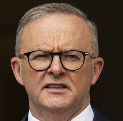 🚨FORMER PRIME MINISTER MALCOLM TURNBULL WARNS  PRIME MINISTER ANTHONY ALBANESE NOT TO SUCK UP TO NEW PRESIDENT OF AMERICA DONALD TRUMP!
Malcolm Turnbull said" Anthony Albanese  has to stand up for Australia and not follow the conventional approach, which is being urged on