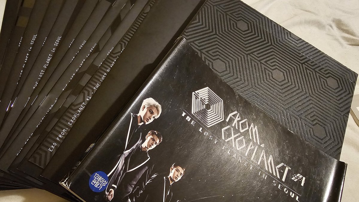 aeripoett's tweet photo. Feedback positivo para @Overdosetrack2 que me vendeu alguns álbuns do exo.
Veio tudo perfeito, e todas as avarias foram informadas, sem surpresas. Muito bem embalado. E eu ganhei um poster do baekhyun, para mim isso já valeu tudo haha.

Muito obrigada pela paciência comigo, seu + https://t.co/2lVfaOCpLE