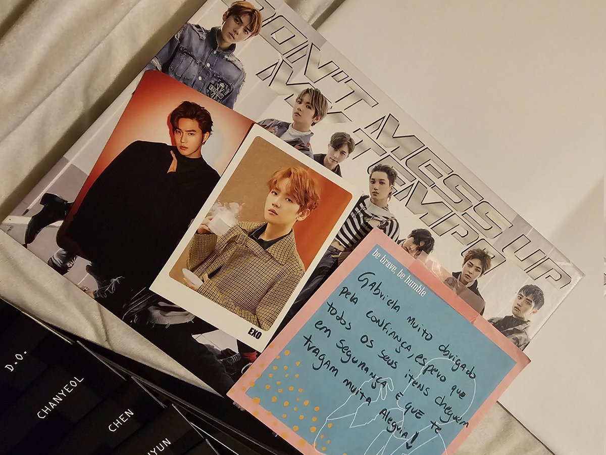 aeripoett's tweet photo. Feedback positivo para @Overdosetrack2 que me vendeu alguns álbuns do exo.
Veio tudo perfeito, e todas as avarias foram informadas, sem surpresas. Muito bem embalado. E eu ganhei um poster do baekhyun, para mim isso já valeu tudo haha.

Muito obrigada pela paciência comigo, seu + https://t.co/2lVfaOCpLE