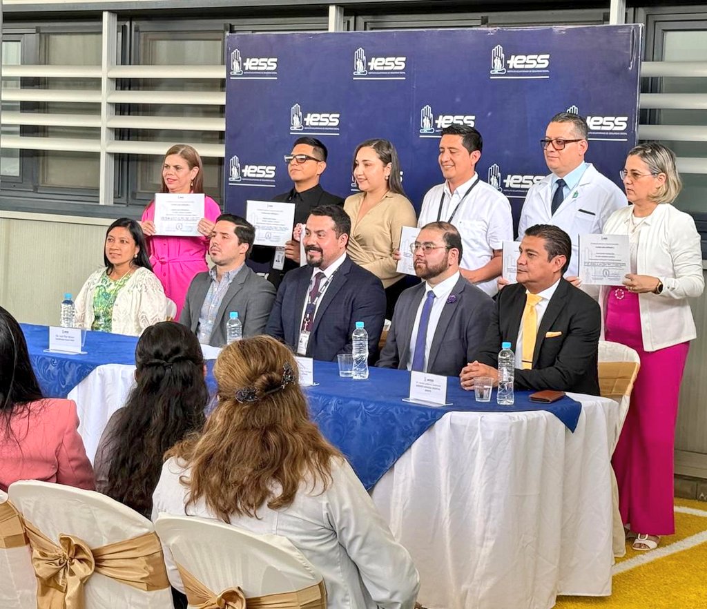 DPManabiSalud's tweet photo. 📍 Manta #ElNuevoEcuadorResuelve

En representación del Ministro de Salud, @JuanCarlosFlorH autoridad de @Salud_CZ4 participó en la presentación de la Primera Red Interna de Microscopistas de la DSGSIF del IESS para el diagnóstico de malaria en el contexto del Día del Paludismo. https://t.co/zZAu2LEqLq