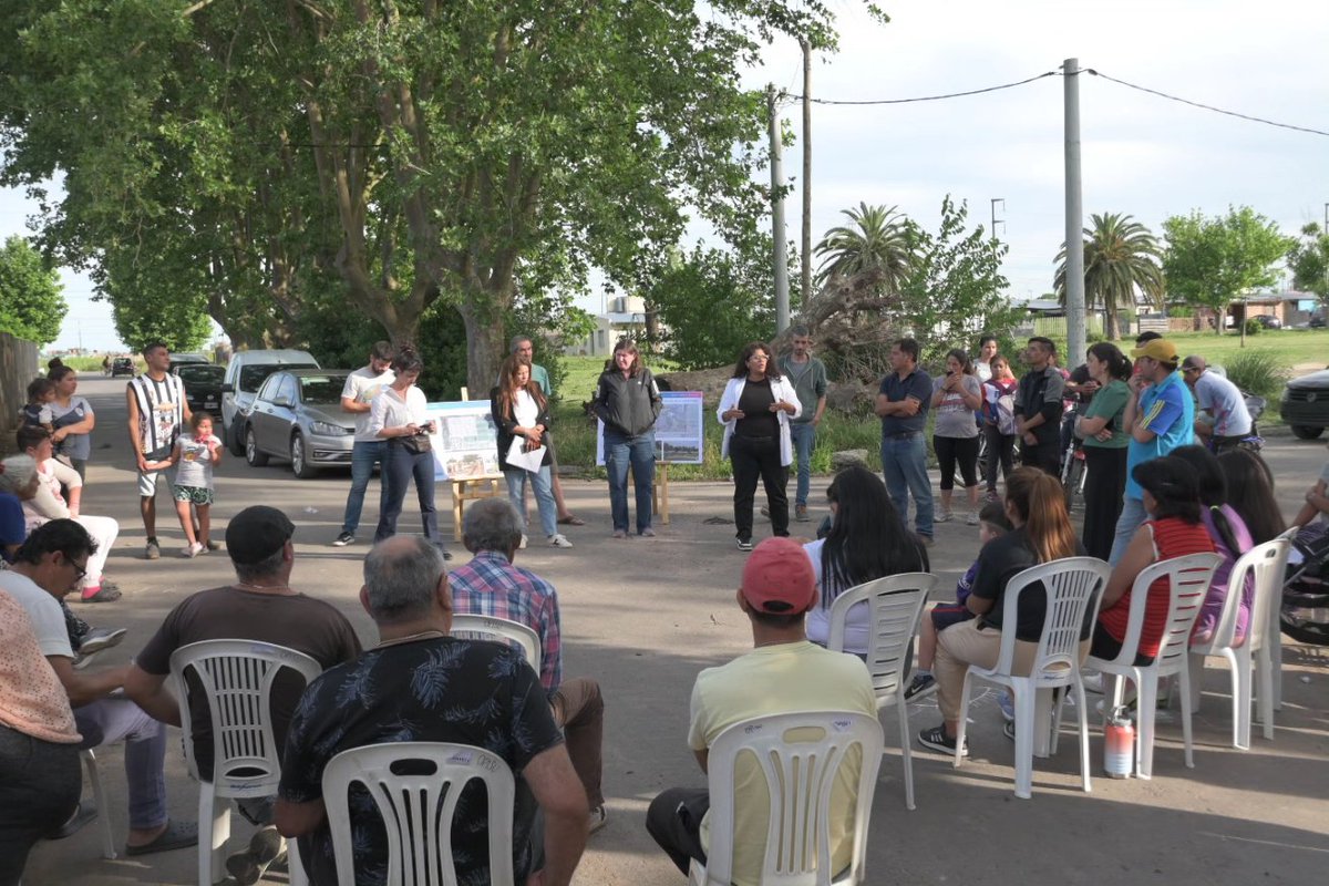 La directora ejecutiva, <a href="/barriosromi/">Romina Barrios</a>, junto a representantes del <a href="/HospitalKorn/">Hospital Dr. Alejandro Korn</a> y del <a href="/MinMujeresPBA/">Ministerio de Mujeres PBA</a> encabezaron una mesa participativaen barrio Argentino de Melchor Romero en <a href="/LaPlataMLP/">Municipalidad de La Plata</a> para dialogar sobre las obras y programas que se llevan adelante.