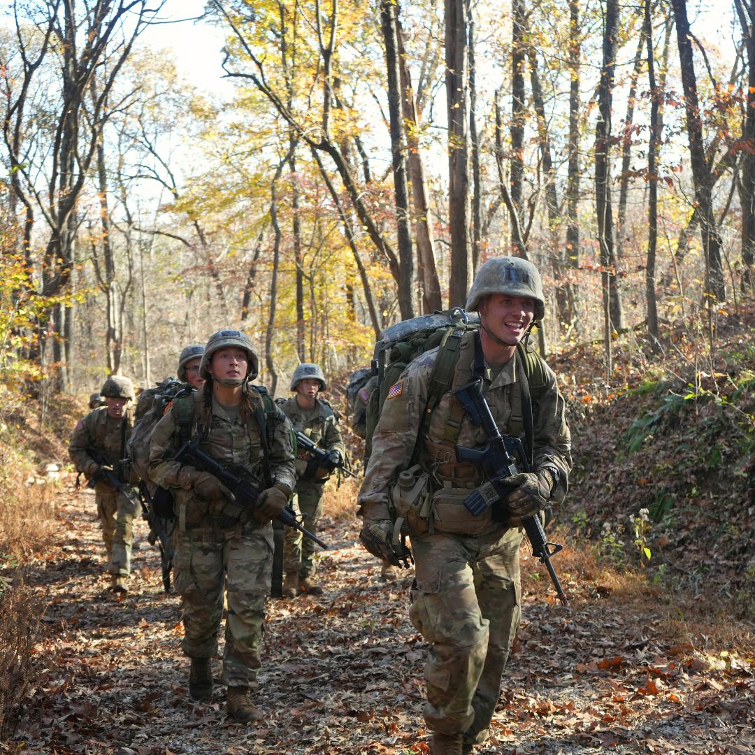 ArmyROTC's tweet image. The competition is starting to heat🔥up as #TheRoadToSandhurst continues!

#ICYMI: 3️⃣ 8️⃣ teams from @7ThBDEArmyROTC met Nov. 1-3 at Fort Knox to determine which #RangerChallenge teams would advance to the Sandhurst Military Skills Competition held at @WestPoint_USMA this spring.