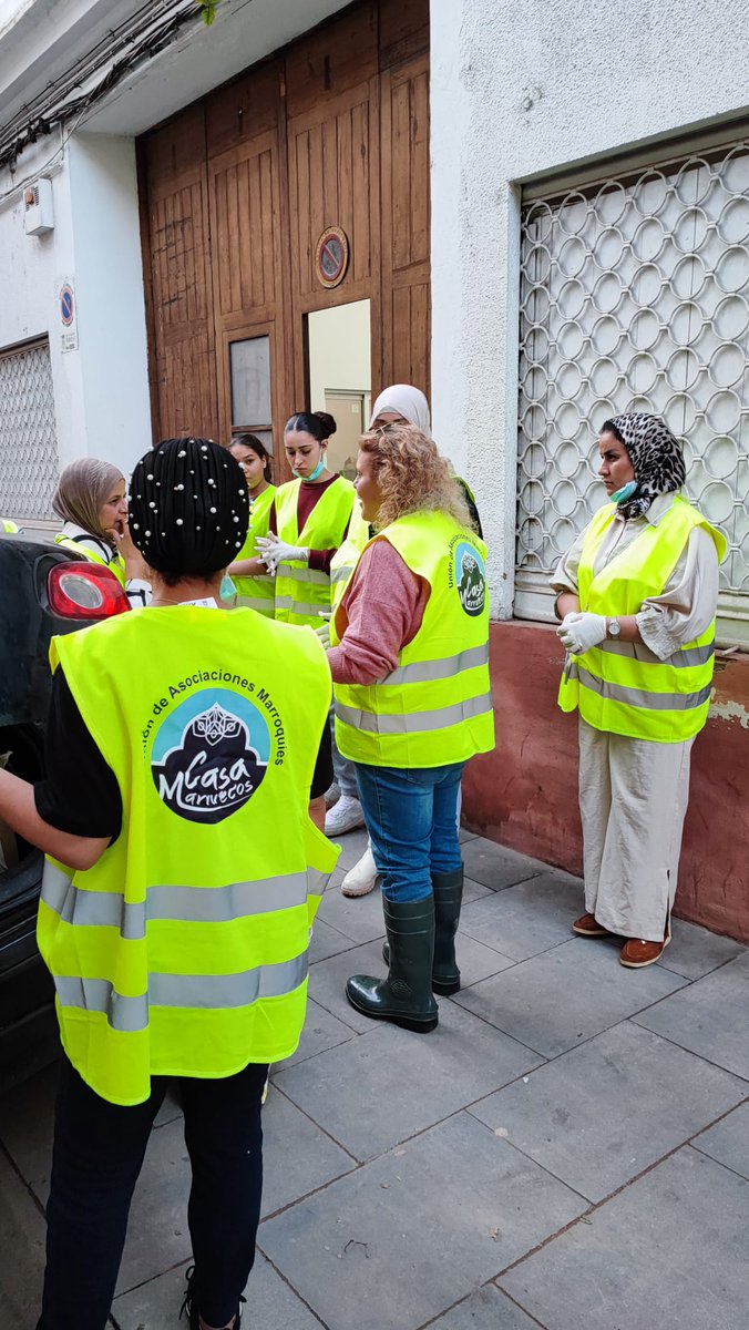 casa_marruecos's tweet photo. También agradecemos a las mujeres marroquíes que preparan 300 platos calientes y recogen productos de higiene.
#podermigrante #SolidaridadPorLaDana #stopBulos #stopRacismo #StopIslamofobia https://t.co/ZvUPNuzNhV