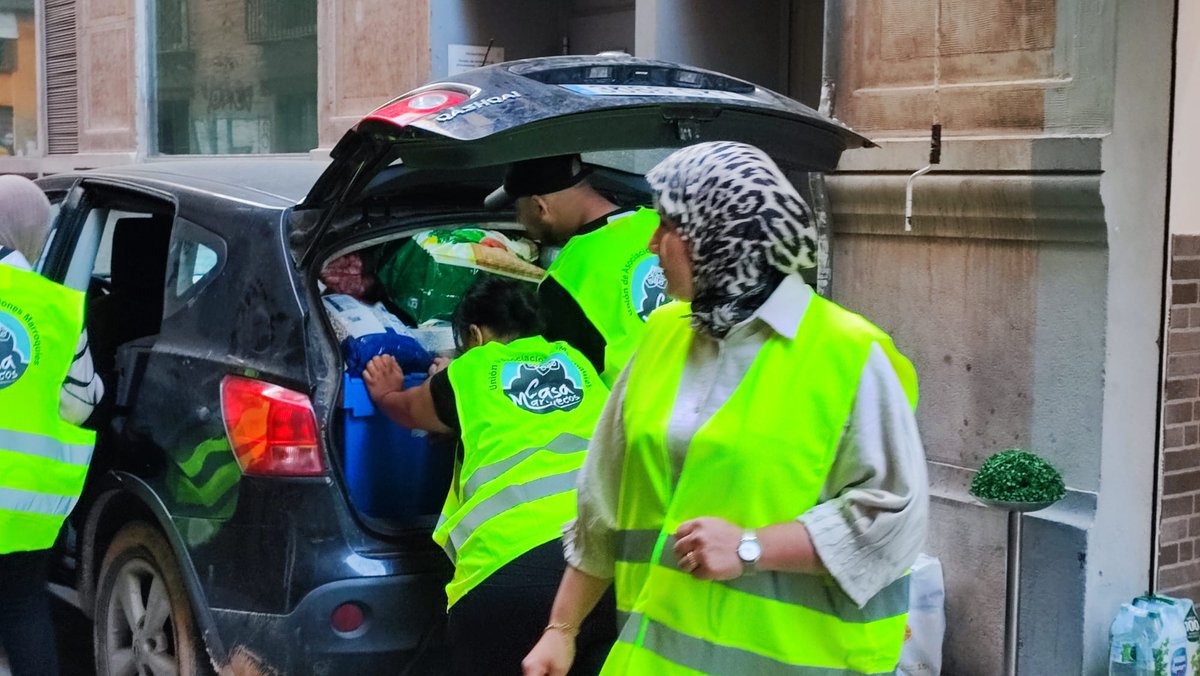 casa_marruecos's tweet photo. También agradecemos a las mujeres marroquíes que preparan 300 platos calientes y recogen productos de higiene.
#podermigrante #SolidaridadPorLaDana #stopBulos #stopRacismo #StopIslamofobia https://t.co/ZvUPNuzNhV