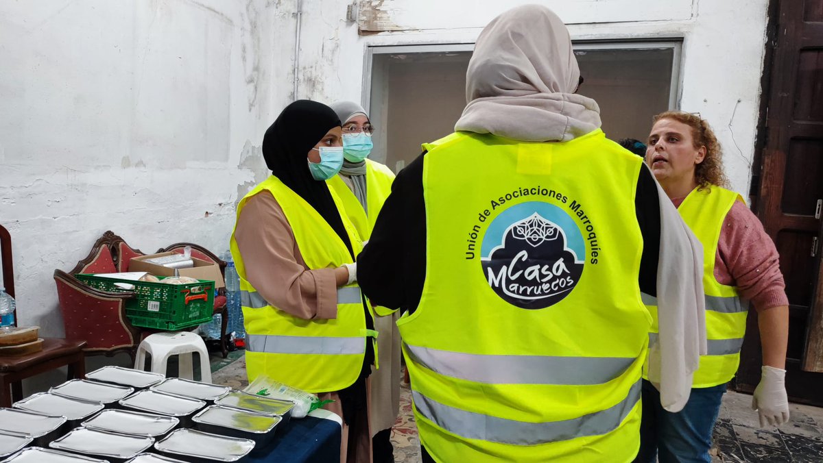 casa_marruecos's tweet photo. También agradecemos a las mujeres marroquíes que preparan 300 platos calientes y recogen productos de higiene.
#podermigrante #SolidaridadPorLaDana #stopBulos #stopRacismo #StopIslamofobia https://t.co/ZvUPNuzNhV