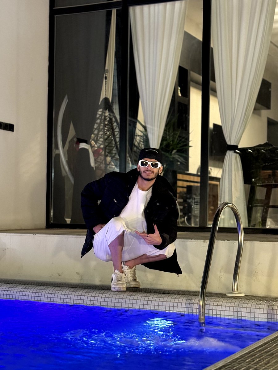 _yonder2's tweet image. خودم:                                 کارم: