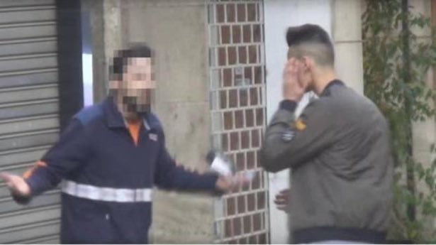 Por qué no se pondrá de moda hacer esto a todos los que van a un desastre a grabarse.