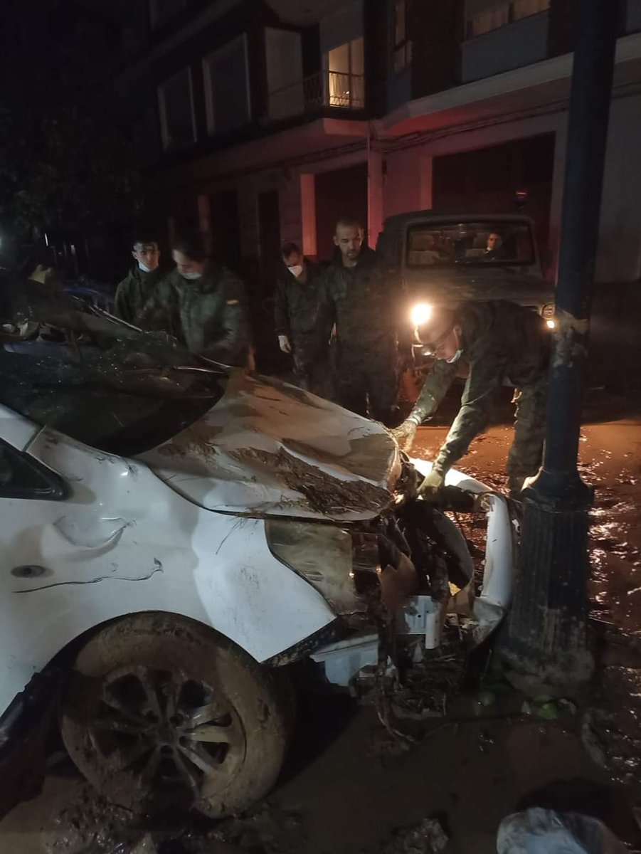 FUTER_ET's tweet photo. Cae la noche en #Catarroja y el personal de la #UTMAAA del #MAAA continúa su labor de limpieza y despeje de las calles de la localidad retirando los vehículos que impiden la circulación por sus calles y recuperar la normalidad lo antes posible.
@EjercitoTierra
#SomostuEjército https://t.co/3iJG4Fo42y