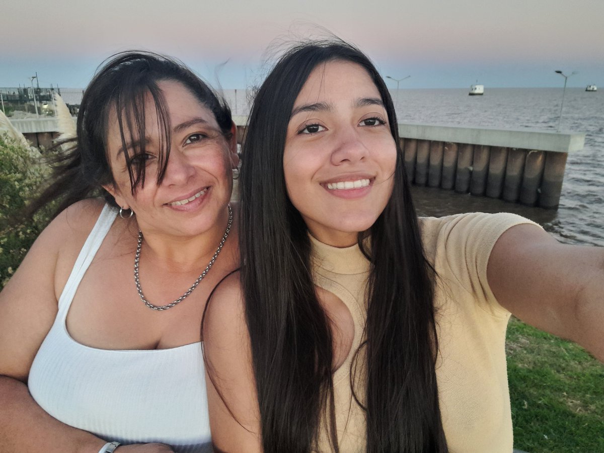 tabolieree's tweet photo. Hace poco me puse re mal porque cocine unas cosas y no me salió nada ese día, me largue a llorar diciéndole a mi mamá que era una inútil porque los que me conocen saben que es mi sueño y no me estaba saliendo nada, hoy una semana y media después apareció mi mamá con una batidora+ https://t.co/jdktUAfbJ8