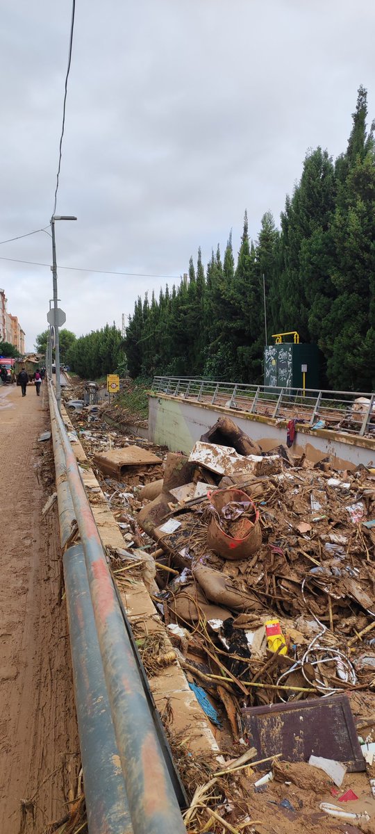 salva6roca's tweet photo. Dia 8
Como dijiste ayer, nos podéis ayudar mediante este enlace aportando lo que podáis aquí = https://t.co/fGndxuTIxd

Como veis aún tenemos el pueblo patas arriba y el problema ya empiezan a ser las infecciones y el mal olor 
#Valencia #DemosDana #españa #desastre https://t.co/vGfT6oqgqi