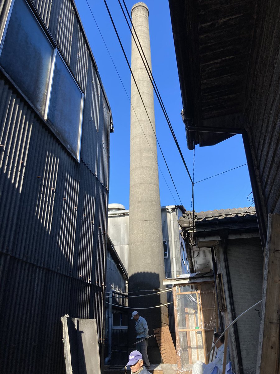 tenseishuzo's tweet photo. 蔵のシンボル、長い煙突の老朽化につき解体工事が始まりました。
仕方ないとはいえ、寂しいものです。 https://t.co/8gMRx1U15Y
