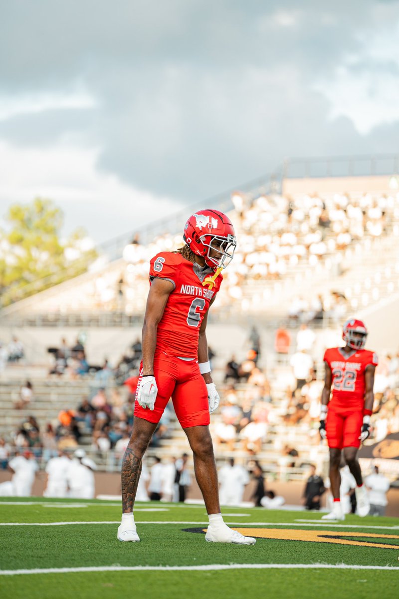 Please vote for me!!

texasfootball.com/whataburger-su…