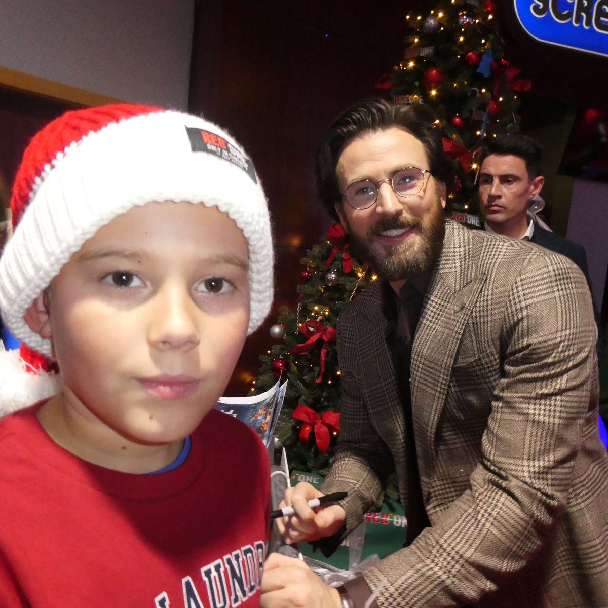OlechFilmLover's tweet photo. Thank You Chris Evans for making my son David very happy tonight. You make this day special - he met Captain America. Thank You so much. @WarnerBrosUK @wbpictures @vuecinemas @redonemov #ChrisEvans #RedOneMovie https://t.co/LdlhjDjbNf