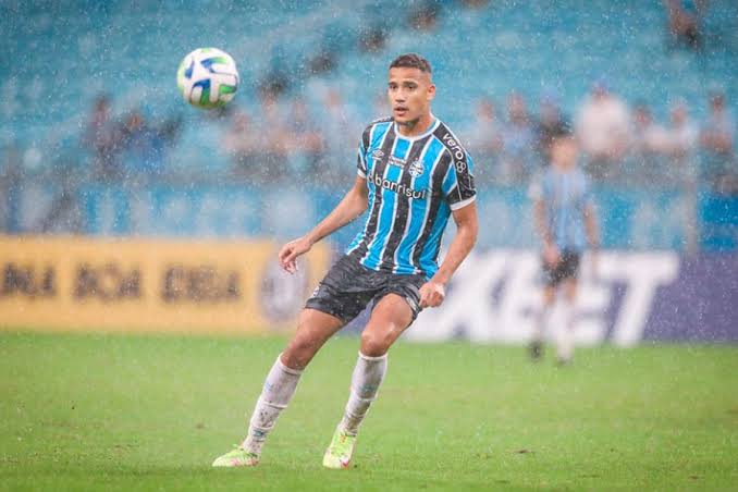 Gustavo Martins se recupera de sua lesão antes do esperado e pode voltar a ser relacionado aos jogos do Grêmio após a data Fifa. Lembrando que no momento da lesão a perspectiva era de que o zagueiro não iria mais atuar em 2024.