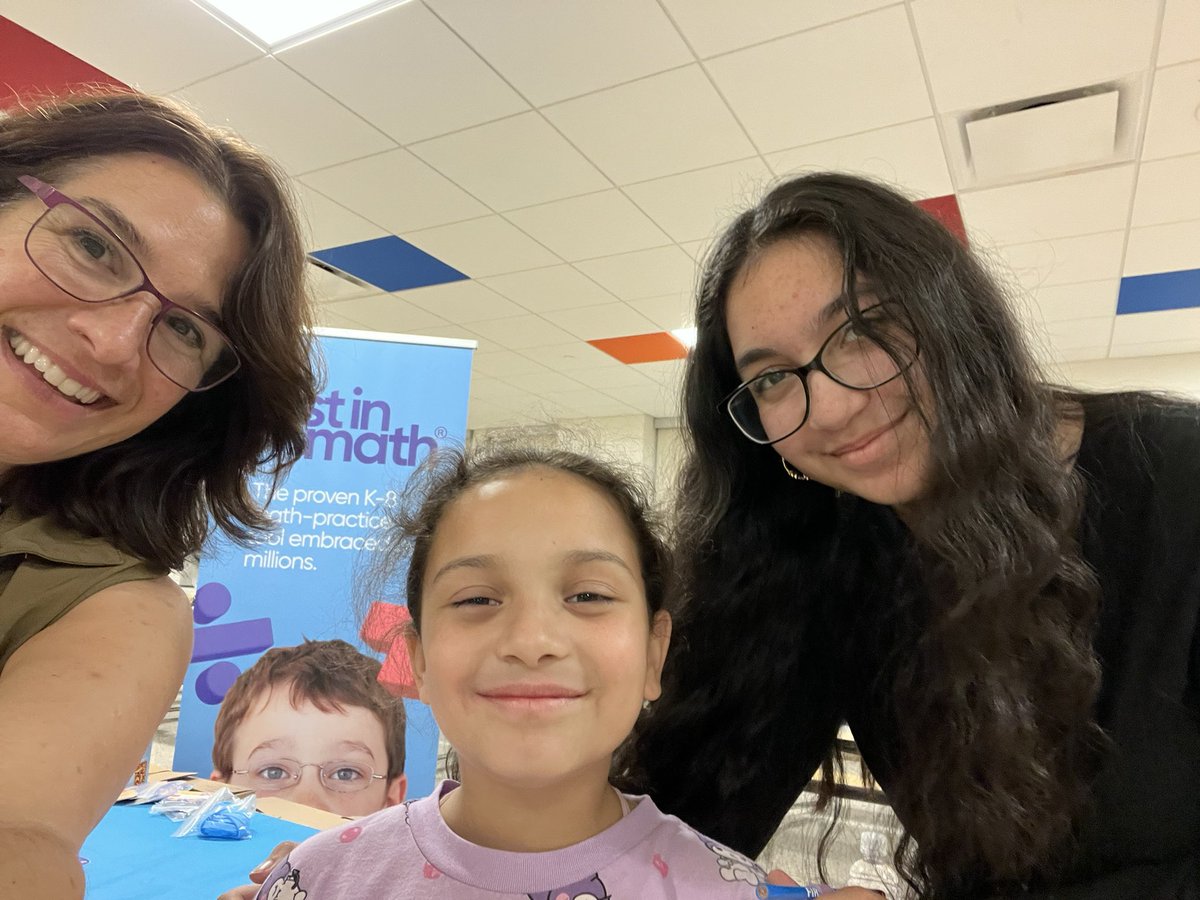 Mrs_Kling_Tech's tweet image. Paxinosa Elementary School Title One Night signing autographs for fans of @firstinmath #FirstInMath @NCTM @24Game