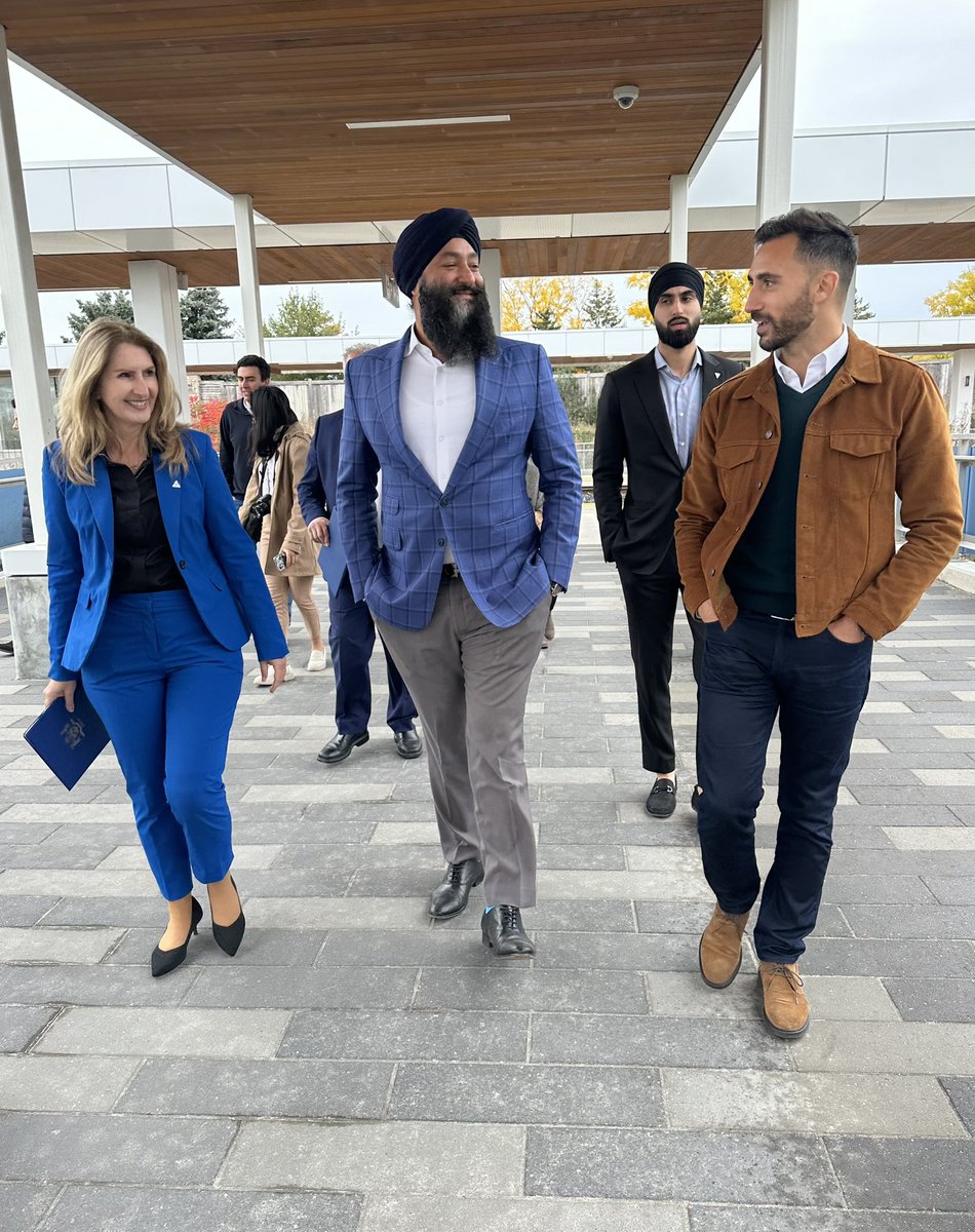 Sflecce's tweet image. When I was first elected in 2018, I promised Maple families that we would expand subways &amp;amp; GO stations to reduce congestion.

And we delivered by officially opening the new &amp;amp; improved Rutherford GO station, including a 2,000 space parking garage for our community.

#GettingItDone…