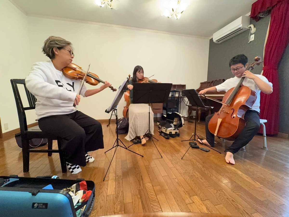 MariMinoda's tweet photo. #ゴルトベルク変奏曲 はやっぱ素晴らしい曲だー！ #弦楽三重奏 #バッハ #Bach #アルテデラルコ編曲版 #京都 #北大路 #アイガットサロン でお待ちしております #蓑田真理 #木田美帆 #佐藤響
#バイオリン #ビオラ #チェロ
3人共 #ガット弦で演奏します！
お問い合わせはDMでも！ https://t.co/khYAmuec3j