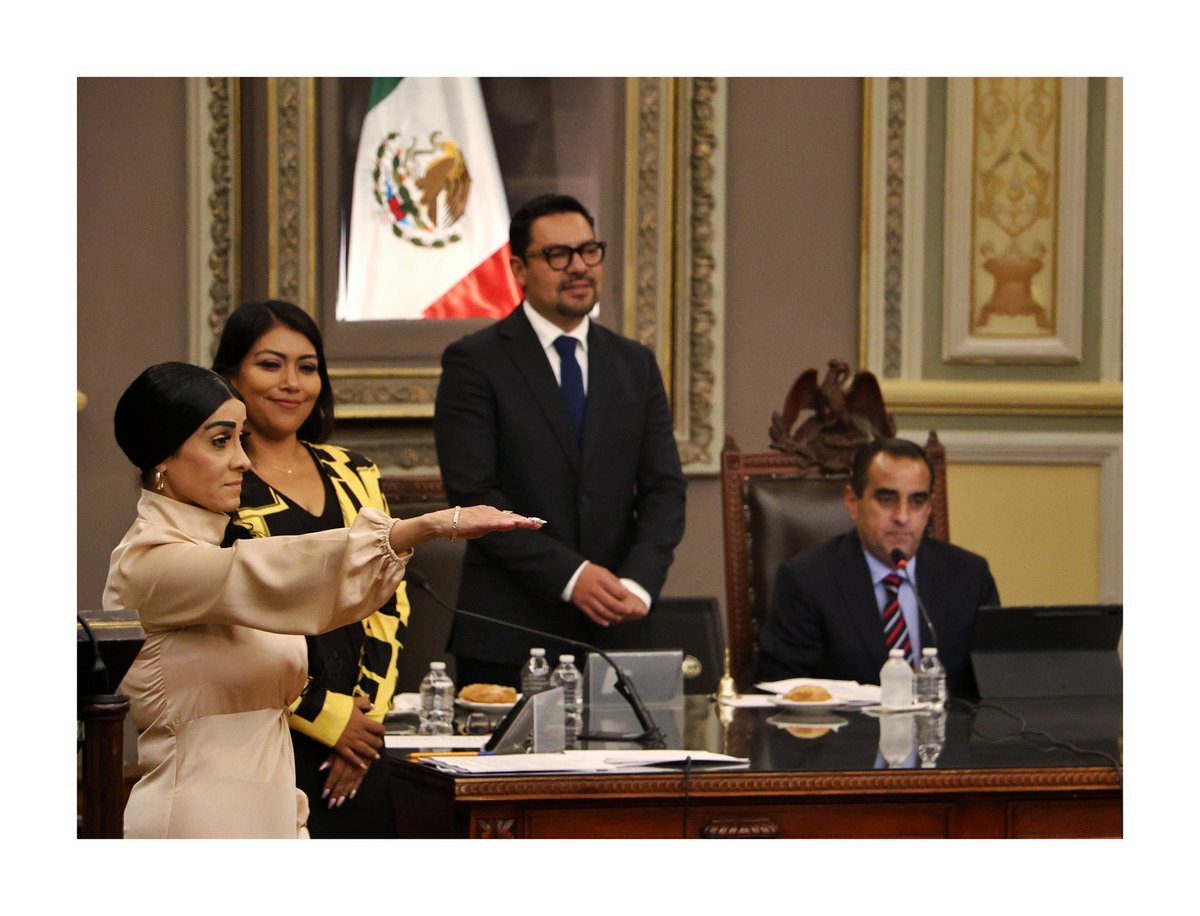 LaRedaccionPM's tweet photo. Humo blanco en la @CDHPuebla.

El @CongresoPue nombró a Rosa Isela Sánchez Soya como nueva titular de esta comisión por un lapso de cinco años.

Entre sus propuestas para mejorar la #CDHPUEBLA están la inclusión y la igualdad de género. https://t.co/fAo4PQp7tx