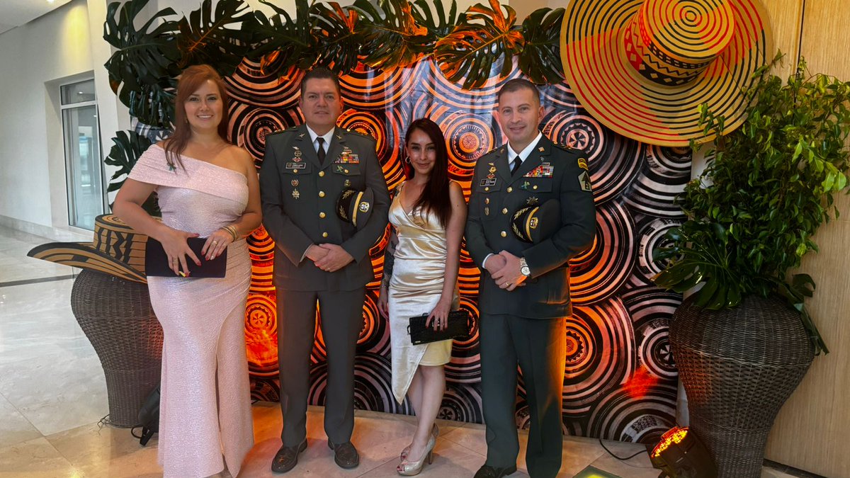 Ejercito_Div1's tweet photo. #AEstaHora| En la ciudad de Barranquilla se realiza el evento Premio Gema, en el que asiste el #BASPC2, con una comisión que representa al @COL_EJERCITO, y el proyecto ambiental de #FeEnColombia a cargo del Comandante del @Ejercito_CAAID, señor Coronel Campo López Escobar. https://t.co/JXRm2W9h6u