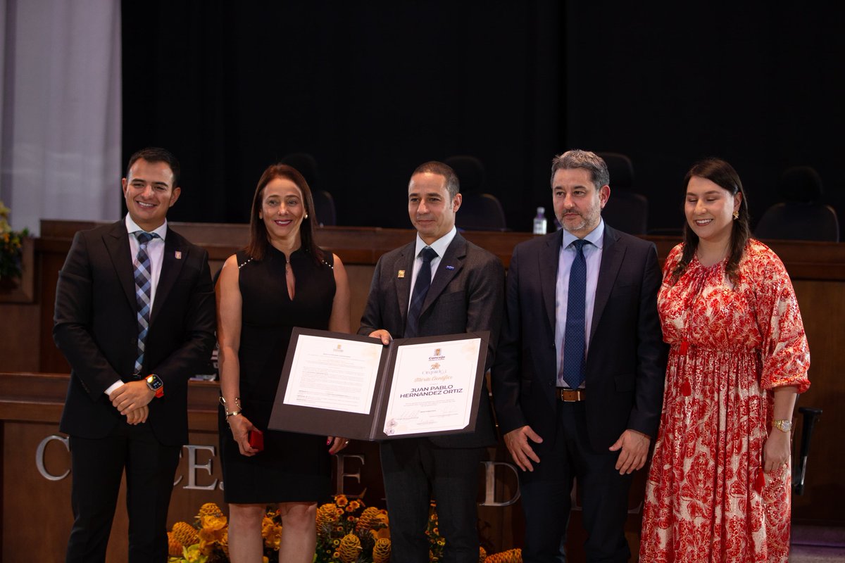 ConcejoMedellin's tweet photo. #Orquídea2024 | Felicitamos a Juan Pablo Hernández Ortiz, ganador en la categoría Mérito Científico quien se ha centrado en el desarrollo de métodos analíticos y experimentales destinados a mejorar nuestra comprensión de los sistemas biológicos completos y contribuyó de manera importante a la investigación científica en temas relacionados con el COVID19.