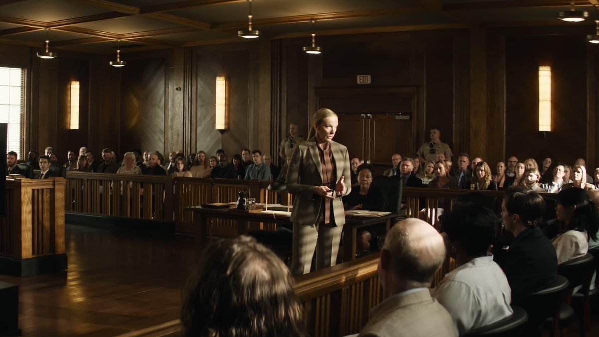 Jurado Nº2 repele las falsas apariencias socialmente aceptadas y reivindica un sistema que facilite justicia para todos del modo más riguroso y por encima de toda subjetividad, eso sí, prescindiendo de los Magnum 45. Por <a href="/AntoniPeris/">antoni peris</a> miradasdecine.es/2024/11/jurado…