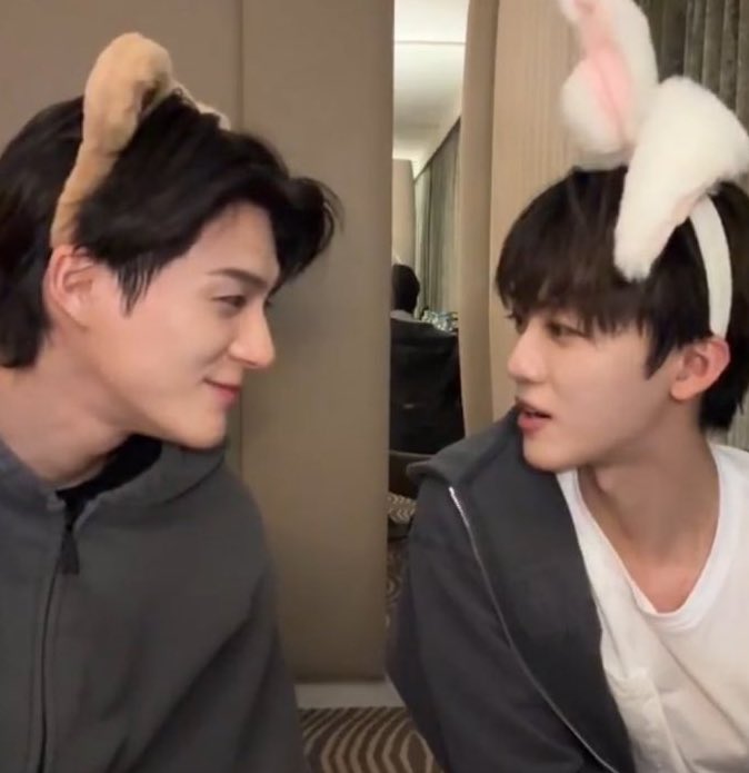 สาววายฟิน
มันจะไอนั่น
พูดออกมา
ขอคนเข้าใจ
ทุกคนเงียบ
เหมือนสิ่งนั้นมาก
ณเดชน์ญาญ่าแต่ก่อนก็แบบนี้
กูว่าเขาชอบกันแต่ไม่มีใครกล้าเริ่ม
กูว่าเขาเริ่มแล้วแต่เราไม่รู้