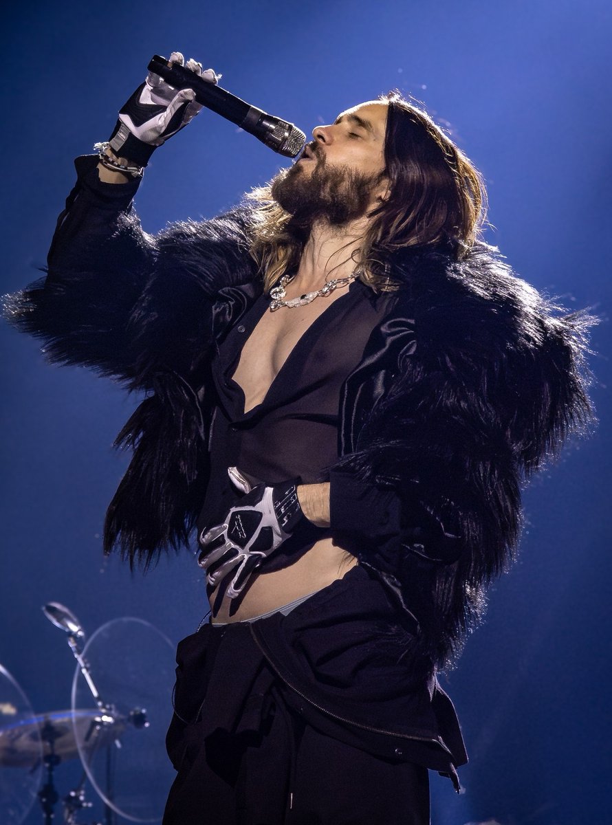 I love everything about this picture, from the hand placement, to the necklace, to the jacket, to the chest peek, pure perfection ❤️‍🔥❤️‍🔥❤️‍🔥 #JaredLeto
📸 Sarah Junker Photography