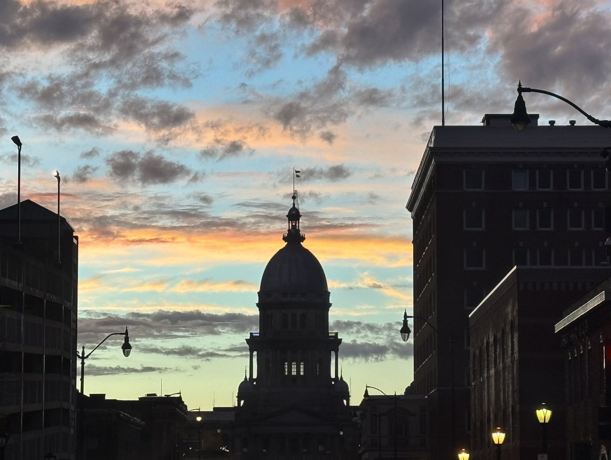 Absolute_Hammer's tweet photo. @delmacgirl At least as the sun set on our democracy, it made the sky pretty for a few minutes. I caught it on my drive home. https://t.co/uYHguizW4h