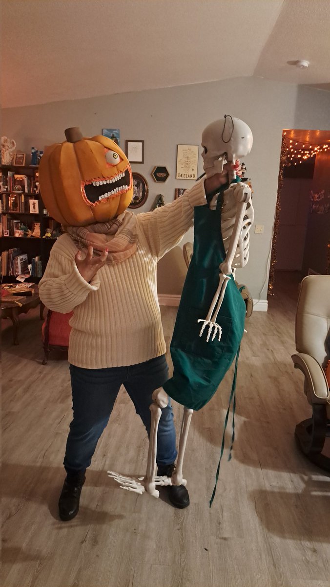 PyroSomniac's tweet photo. ITS PUMPKINS PICE SEASON GIVE IT HEERREE
Late Halloween costume post lmao
I had a blast making her gargantuan head
@meatcanyon #meatcanyon #papameat #PumpkinSpice #halloween #costume https://t.co/Drd5blE6yK