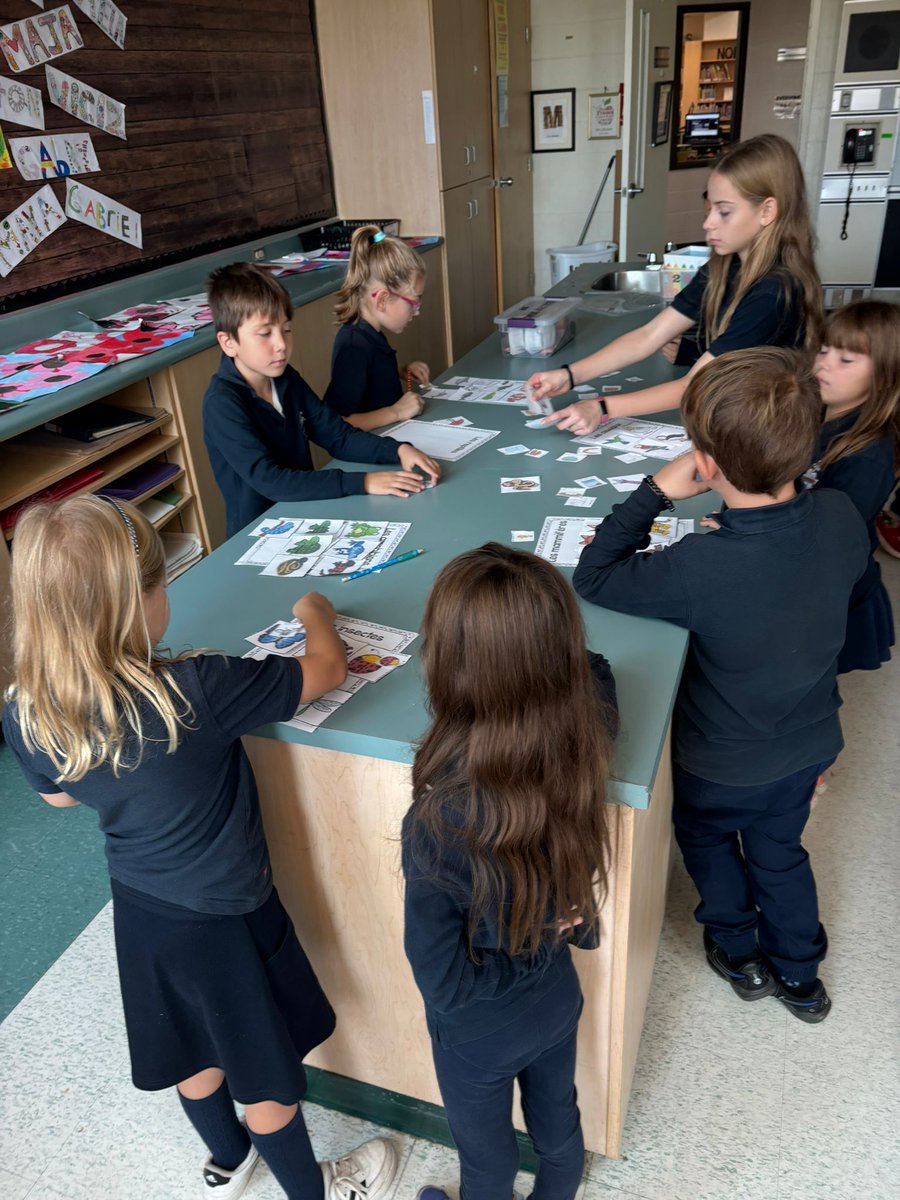 LisaMessom's tweet photo. Meanwhile back at school, the grade 7's were being leaders and helping out the grade 1's and 2's with their french activities. https://t.co/PLwfJg6eUu
