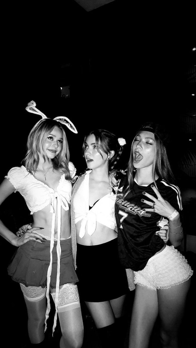 RubyRoseTBrasil's tweet image. ELA APARECEU! 🌹

Ruby Rose Turner compartilhou via Instagram fotos ao lado de sua amiga digital influencer Lauren Orlando, comemorando os 20 anos desta.