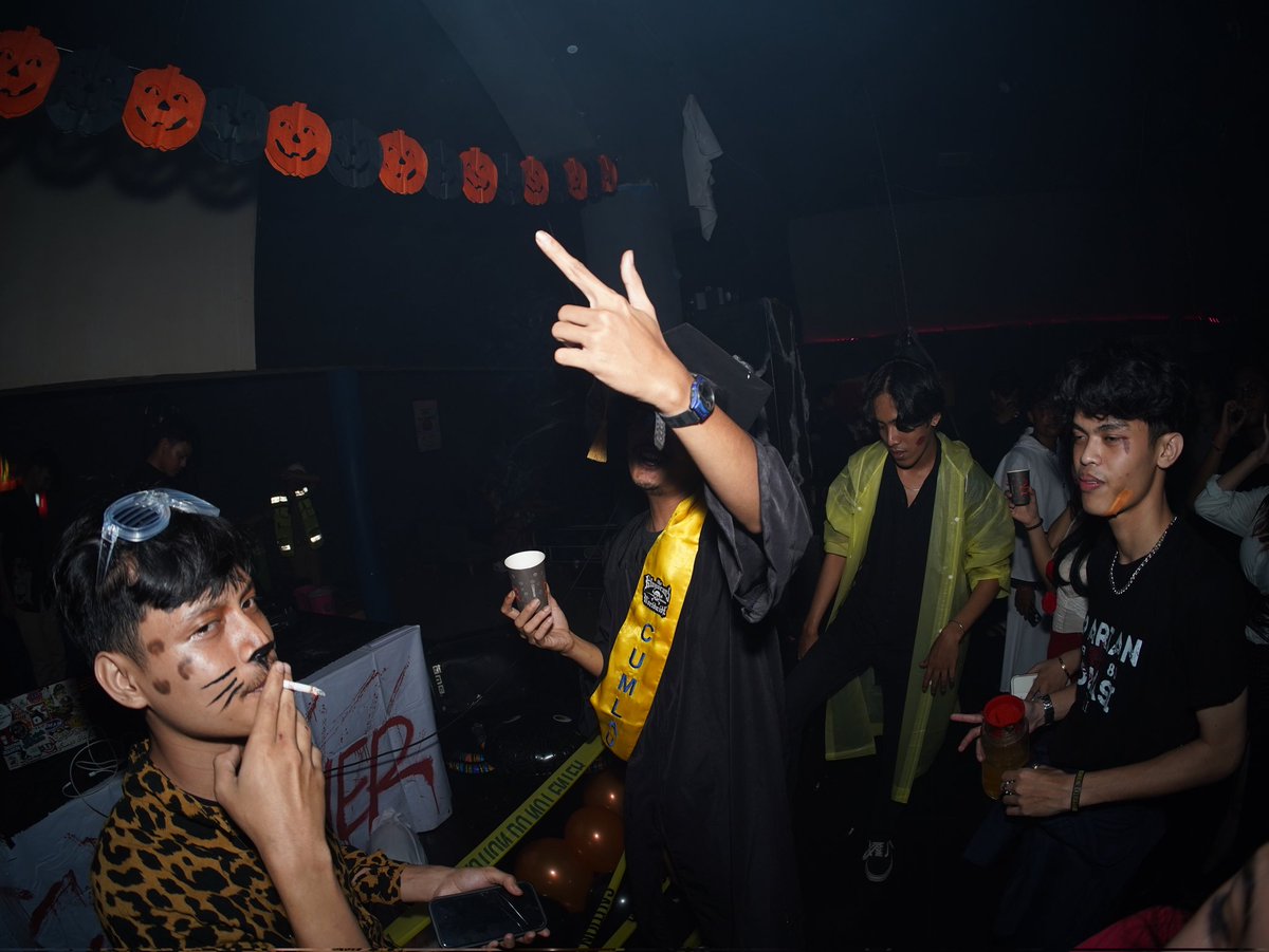 dirtylanos's tweet photo. Iyah tau #halloween2024 budaya barat emang https://t.co/18y2u5gCnE