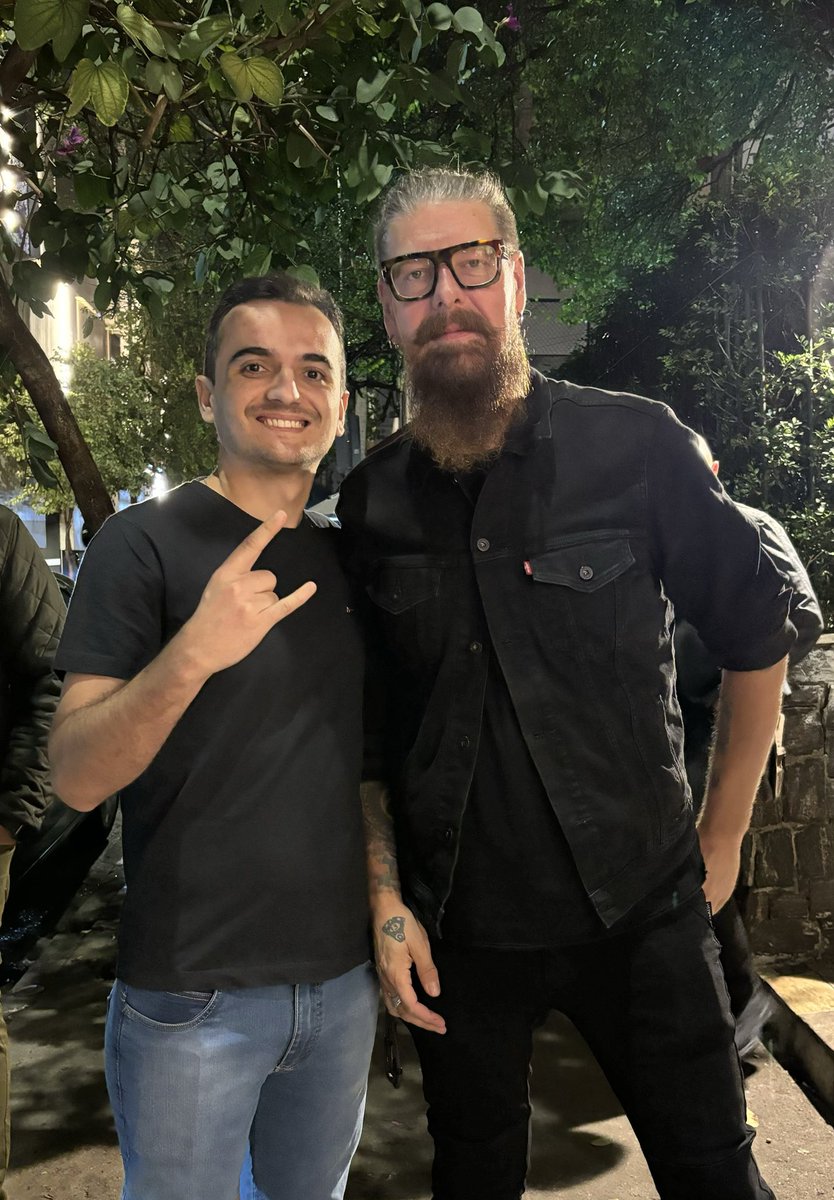 rafaelmdantas1's tweet photo. Conhecer James Root me fez refletir o quão bom é ser um maggots. @slipknot https://t.co/ca3HXmAMxj