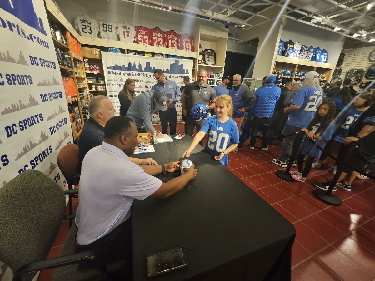 BarrySanders's tweet photo. Thanks so much for coming out.  I loved meeting all the @Lions cubs today. https://t.co/Na6zUs3UaD