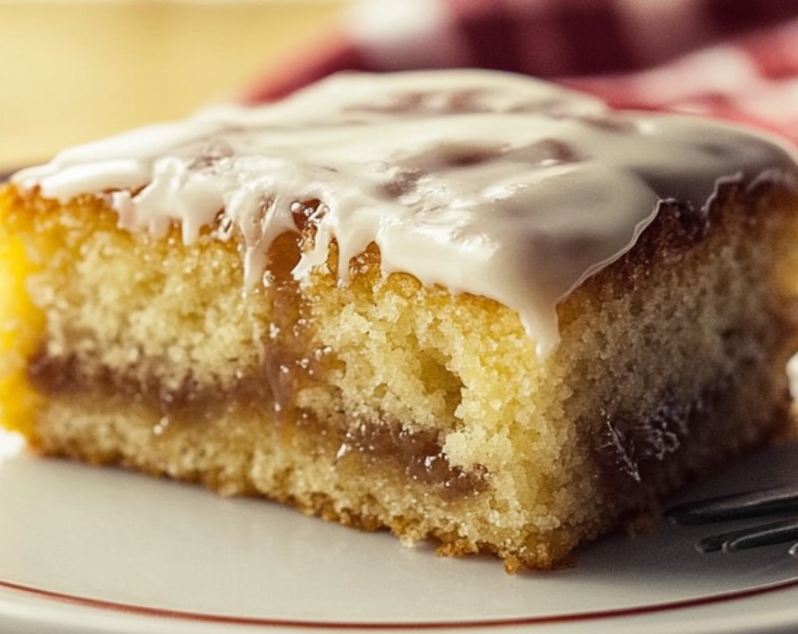 EverytimeRecipe's tweet photo. 🍯 Tip for the perfect Honey Bun Cake: Use a box of yellow cake mix for an easy base, then swirl in cinnamon &amp; brown sugar for that irresistible flavor! Top with a sweet glaze and enjoy the melt-in-your-mouth goodness. 😋 #BakingTips #HoneyBunCake #EasyDessert #EverytimeRecipes https://t.co/pzyGwFjgFa