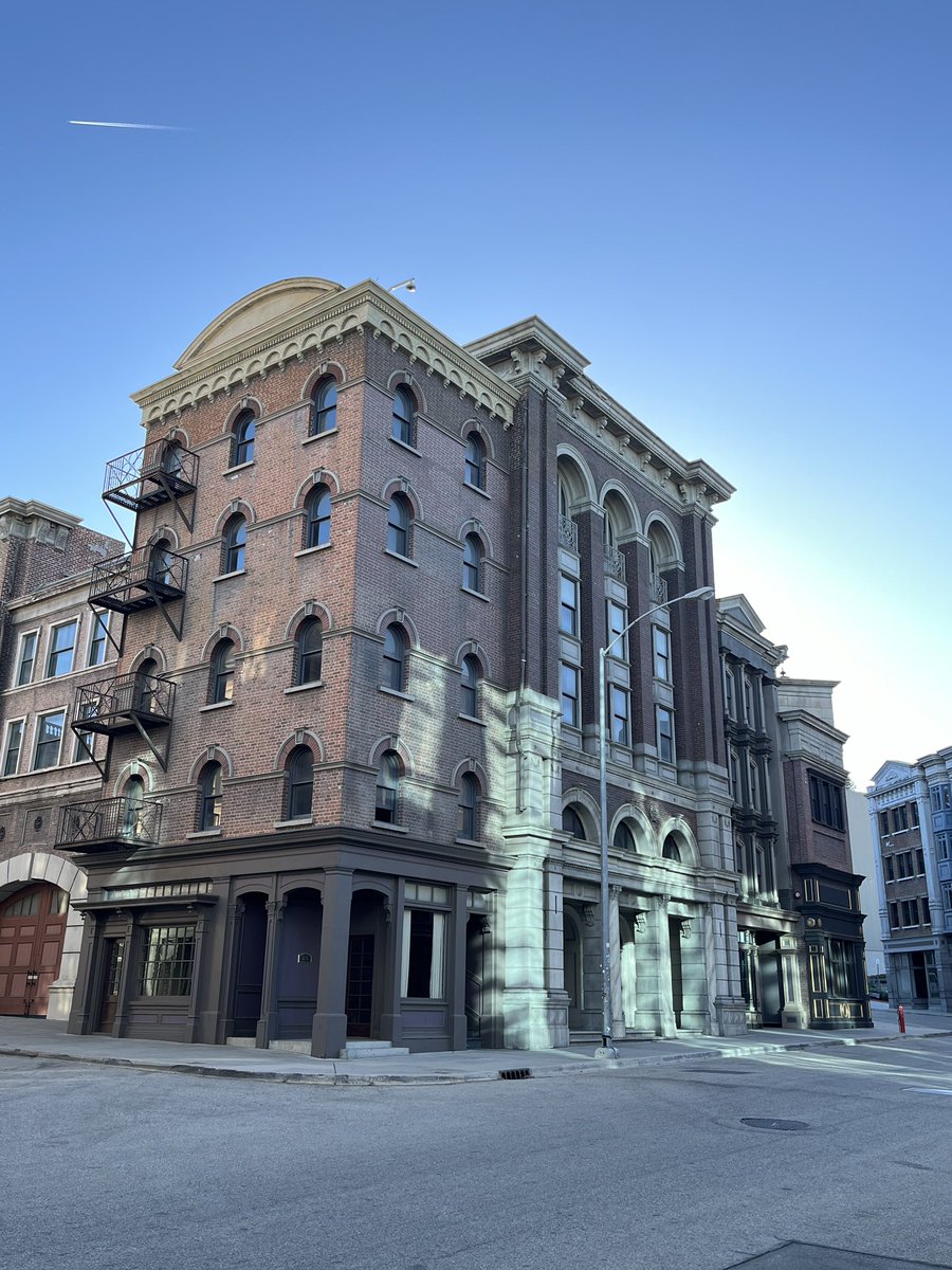 UniStudiosLot's tweet image. Loving the #shadows on this #New York Street facade ✨

#FilmingLocation #FilmHere #backlot #universalstudioslot