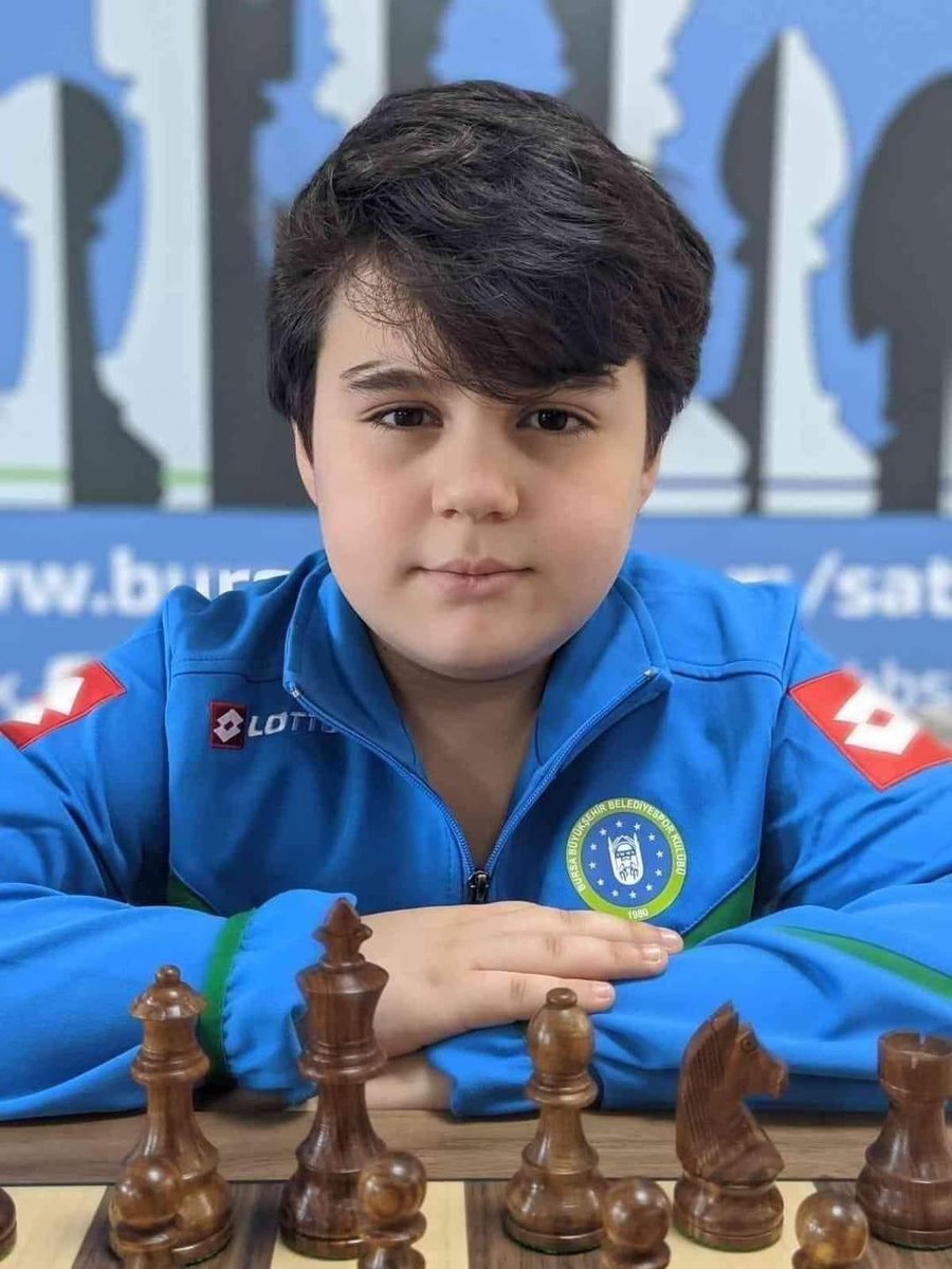 13 yaşındaki satranç oyuncumuz Yağız Kaan Erdoğmuş, turnuvada 33 yaşındaki beş kez Dünya Satranç Şampiyonu olmuş ve halen dört kez Dünya Hızlı Satranç Şampiyonu ve altı kez Dünya Blitz Satranç Şampiyonu olan Norveçli satranç büyükustası Magnus Carlsen ile karşı karşıya geldi.