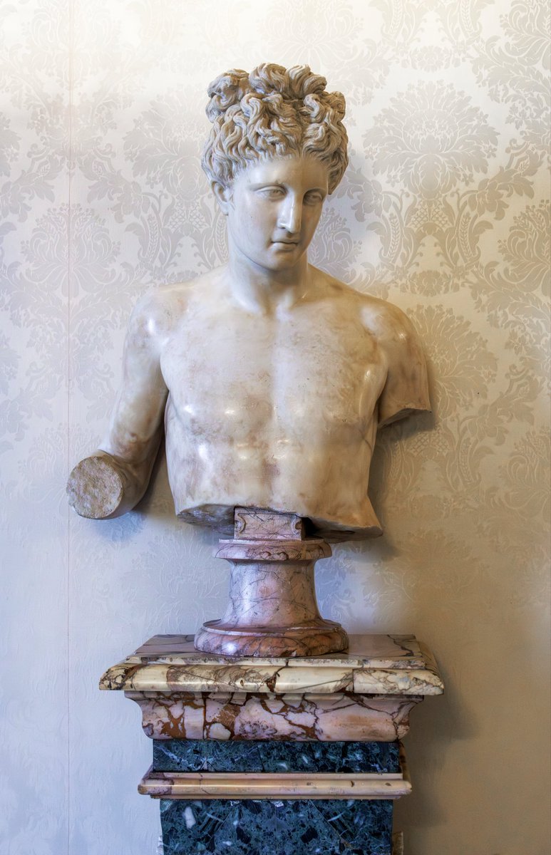 chapps's tweet image. Difficult day, so let’s have a bit more beauty in the timeline. I love this partial statue of the god Apollo, particularly his hair, so like Aphrodite’s. Set atop tiers of ancient colored marble. #ancientart

138-161 CE
Musei Capitolini, Rome  📸 me