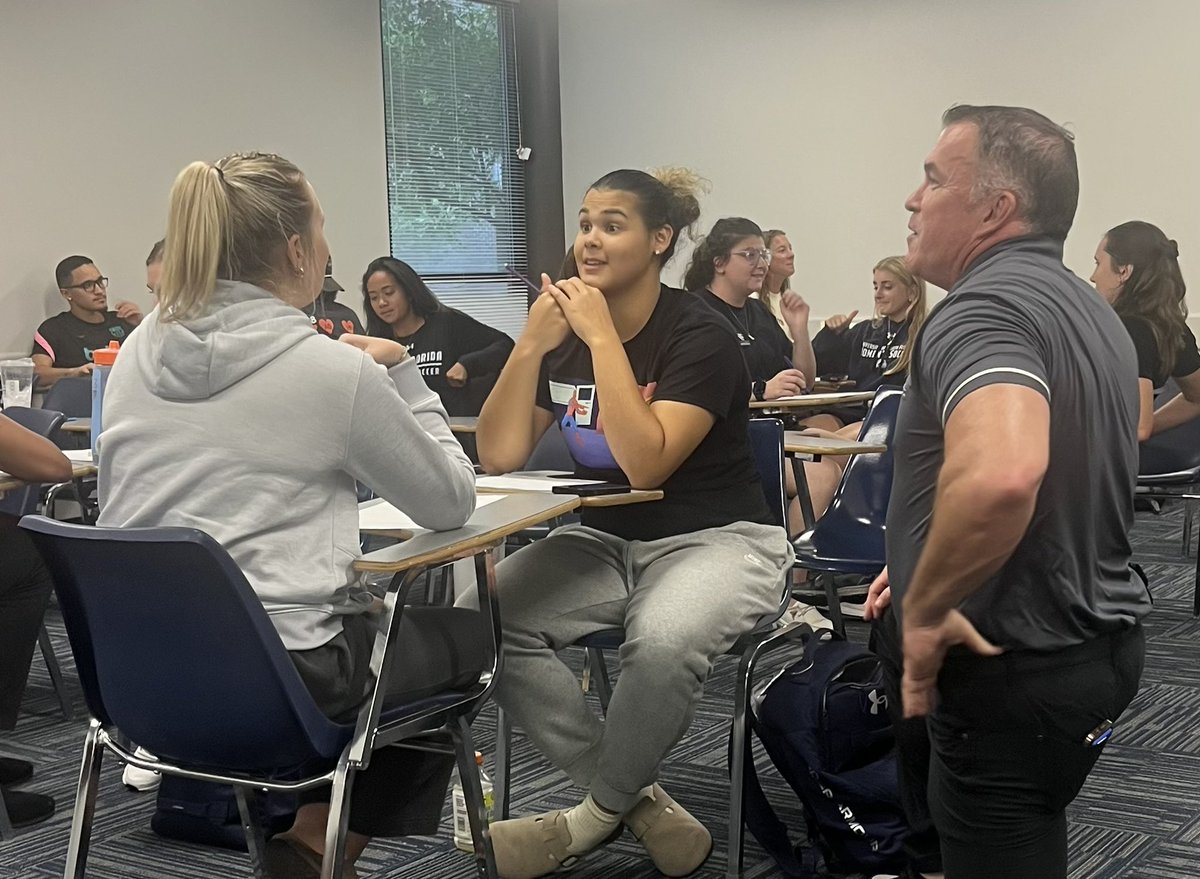 MatthewOhlson1's tweet image. Thanks to Jessica Spangler of @UNFSACE for the opportunity to speak to her “Developing the Student Athlete” students on the power of leadership, confidence &amp;amp; how to “tell your story or someone else will!” #leadership #confidentLEADERS